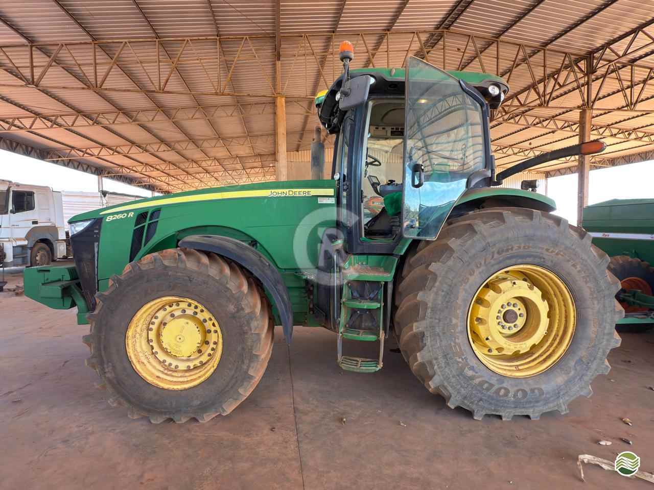 TRATOR JOHN DEERE JOHN DEERE 8260R Tração 4x4 CR Máquinas Agrícolas CASSILANDIA MATO GROSSO DO SUL MS